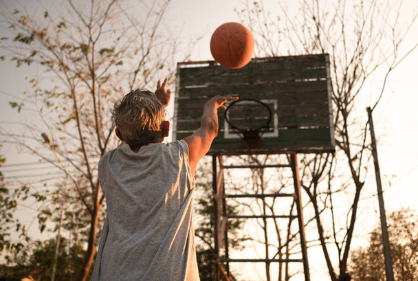 Asiatique hommes âgés jouer au basket sur aire de jeux le jour de l'été
 - Photo, image