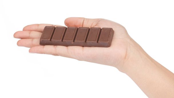 Hand hält Schokoladenriegel isoliert auf weißem Hintergrund - Foto, Bild