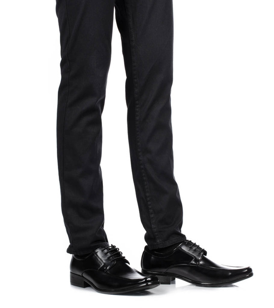 Mužské nohy v černých kalhotách a černé boty izolované na bílém b - Fotografie, Obrázek