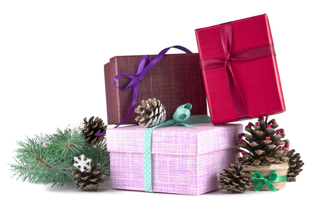 regali, coni e rami di un albero di Natale su sfondo bianco - Foto, immagini