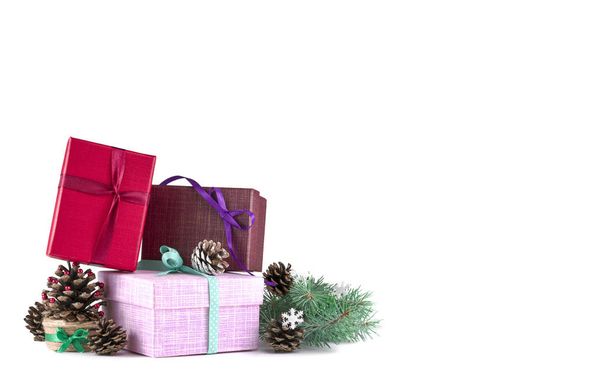 δώρα, κώνοι και κλαδιά χριστουγεννιάτικου δέντρου σε λευκό φόντο - Φωτογραφία, εικόνα