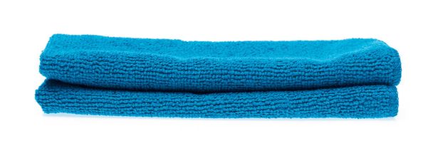 Синие рулоны полотенец изолированы на белом фоне
. - Фото, изображение