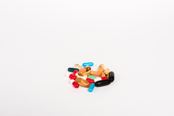 barevné pilulky izolované na bílé s kopírovacím prostorem  - Fotografie, Obrázek