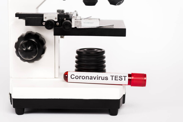 顕微鏡とホワイトのコロナウイルス検査レタリングのサンプル - 写真・画像