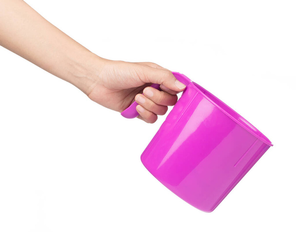 Hand hält rosa Plastikschale isoliert auf weißem Hintergrund - Foto, Bild