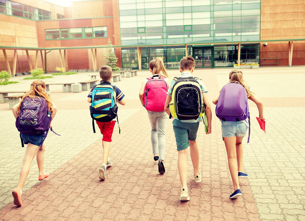 Gruppe glücklicher Grundschüler läuft - Foto, Bild