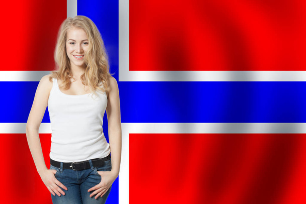 Vrolijke blonde vrouw met Noorse vlag achtergrond. - Foto, afbeelding