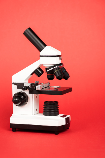 microscopio moderno con muestra en rojo
 - Foto, Imagen