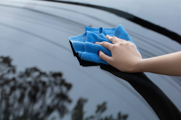 ruční čištění auta pomocí mikrovlákna - Fotografie, Obrázek