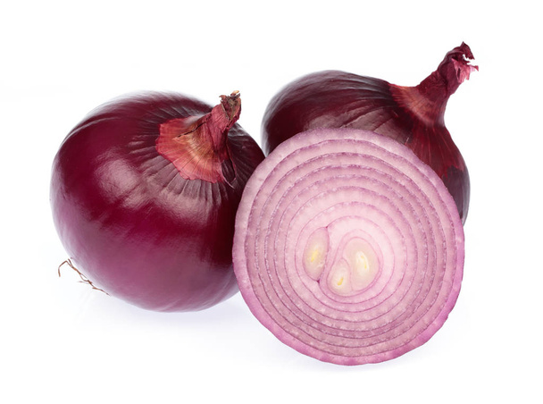 połowa fioletowej cebuli wyizolowana na białym tle - Zdjęcie, obraz
