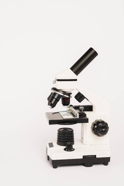 microscopio moderno aislado en blanco con espacio de copia
  - Foto, Imagen