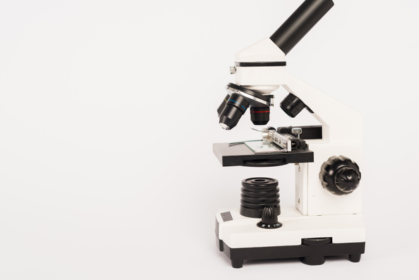 microscope isolé sur blanc avec espace de copie
  - Photo, image