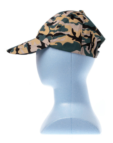 Gorra camuflada del ejército en la cabeza del maniquí modelo aislado en blanco b
 - Foto, imagen