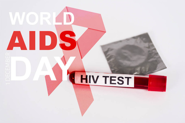 monster met hiv-test, condoom in verpakking en wereld aids dag belettering in de buurt van rood lint illustratie op wit  - Foto, afbeelding