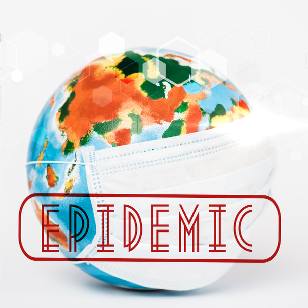 Bunte Weltkugel in medizinischer Maske neben Epidemie-Schriftzug auf weißem Grund  - Foto, Bild