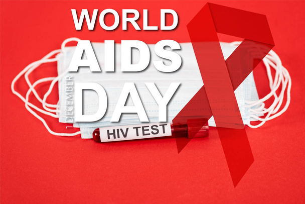 minta HIV-teszttel közel védő orvosi maszkok és a világ segédeszközök napi felirat piros  - Fotó, kép