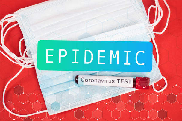 vue du dessus de l'échantillon avec test de coronavirus près des masques médicaux de protection et lettrage épidémique sur rouge
  - Photo, image