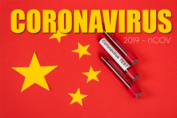 vista superior de muestras con prueba de coronavirus y coronavirus, letras 2019-ncov cerca de la bandera roja china
  - Foto, Imagen