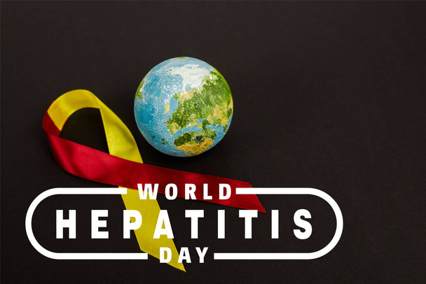cinta roja y amarilla cerca del globo y letras del día mundial de la hepatitis en negro
  - Foto, imagen