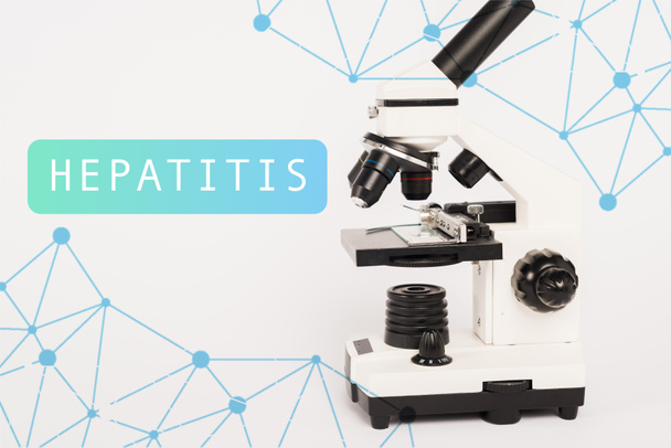 microscopio cerca de letras de hepatitis en blanco
  - Foto, Imagen