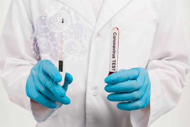 zugeschnittene Ansicht eines Wissenschaftlers, der eine Probe mit Coronavirus-Test-Schriftzug und digitalem Thermometer in der Nähe der Abbildung des Coronavirus auf Weiß hält  - Foto, Bild