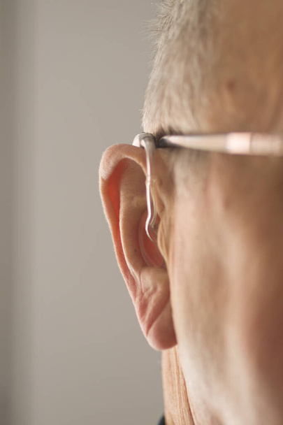 Man with hearing aid - Valokuva, kuva