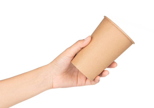 mano sosteniendo taza de papel aislado sobre fondo blanco - Foto, Imagen