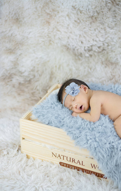 Um bebê recém-nascido deitado dormindo em caixa de madeira . - Foto, Imagem