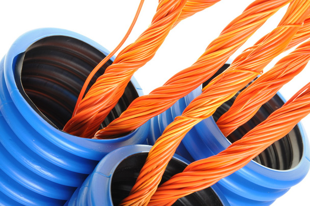 Tubo corrugado azul con cables naranjas
 - Foto, Imagen