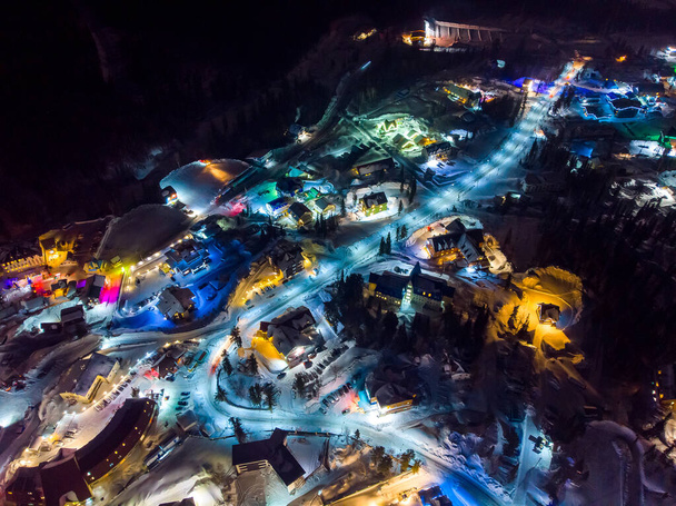 Горнолыжный курорт Шерегеш Кемеровская область зимой, ночной пейзаж на горе и в отелях, вид с воздуха - Фото, изображение