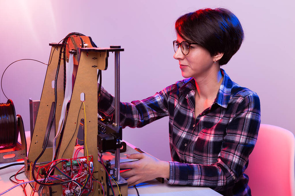 Ženská architektka používající 3D tiskárnu v kanceláři - Fotografie, Obrázek