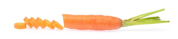 Zanahoria bebé fresca y trozos cortados aislados sobre fondo blanco
 - Foto, imagen