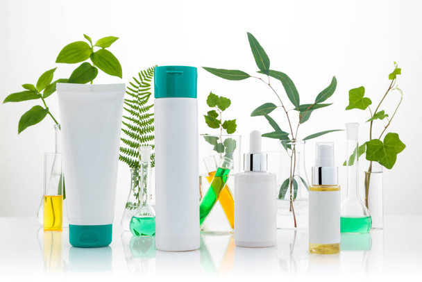 Set di prodotti cosmetici in piedi in laboratorio su schienale biancogr
 - Foto, immagini