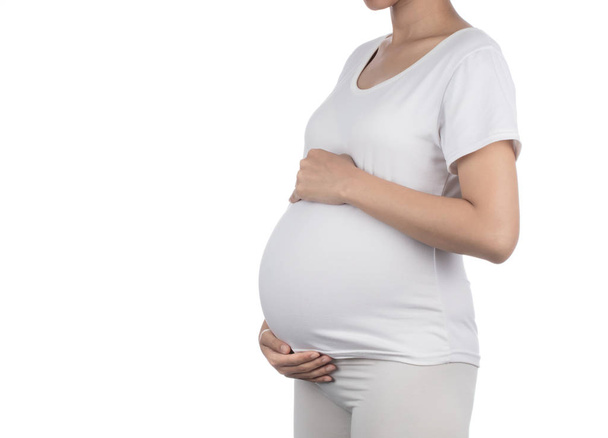 Mladá těhotná žena objímající své nahé břicho rukama. iso - Fotografie, Obrázek