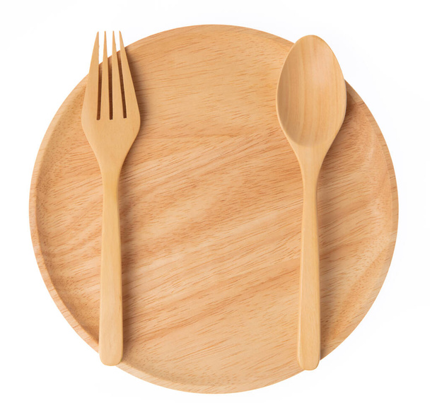 Prázdný dřevěný talíř s lžící a vidličkou izolovaný na bílém backgro - Fotografie, Obrázek