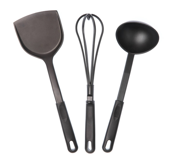 Conjunto de utensilios de cocina aislados sobre fondo blanco
 - Foto, imagen