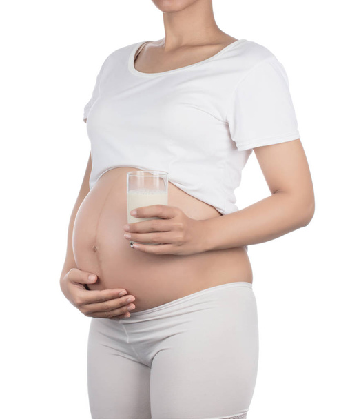 Беременная женщина держит стакан молока изолирован на белой спинке
 - Фото, изображение