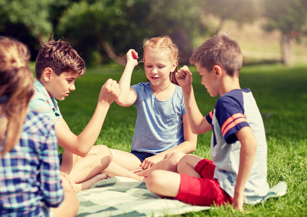 niños felices jugando piedra-papel-tijeras juego
 - Foto, Imagen