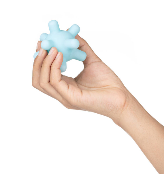 Mano que sostiene el juguete azul de la bola de goma aislado sobre fondo blanco
  - Foto, imagen