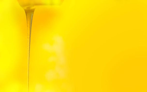 Hunaja virtaa vaipasta. Hunajaa kastetaan puisesta hunajalusikasta. Kopioi tilaa tekstillesi
 - Valokuva, kuva