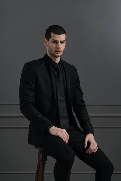 Νέος όμορφος επιχειρηματίας με μαύρο πουκάμισο και μαύρο κοστούμι - Φωτογραφία, εικόνα