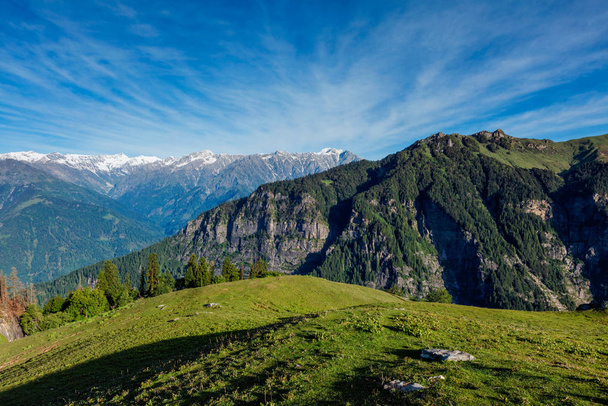 Tavasz a Himalája hegységben a Kullu völgyben. Himachal Pradesh, India - Fotó, kép
