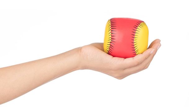 рука держит шар игрушки изолированы на белом фоне - Фото, изображение