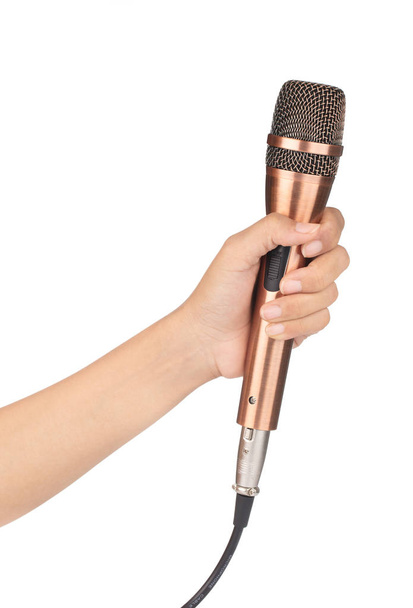 mano sosteniendo micrófono dorado aislado sobre fondo blanco
 - Foto, imagen