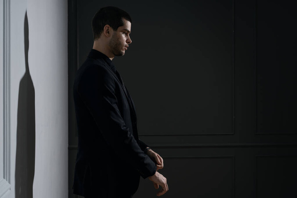 Jeune homme d'affaires beau en chemise noire et costume noir
 - Photo, image