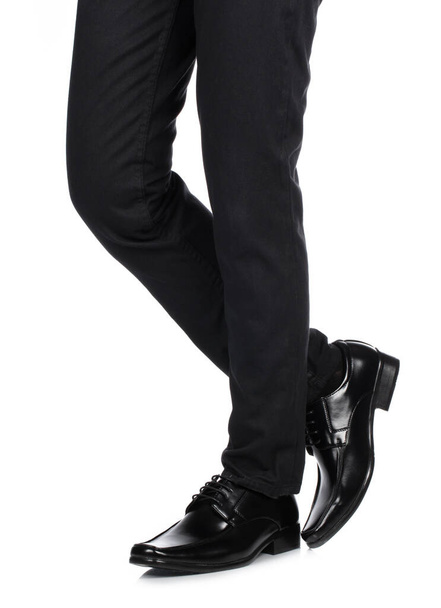 Pieds d'homme en pantalon noir et chaussures noires isolés sur blanc b
 - Photo, image