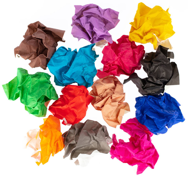стопка разноцветных скомканных бумажных шариков, изолированных на белой ба
 - Фото, изображение