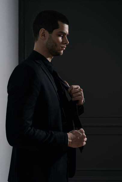 Νέος όμορφος επιχειρηματίας με μαύρο πουκάμισο και μαύρο κοστούμι - Φωτογραφία, εικόνα