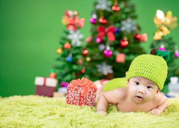 Roztomilé děťátko s dárkem slaví vánoce.Nový rok holid - Fotografie, Obrázek