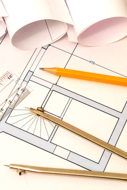Κύλινδροι διαγράμματα και εξαρτήματα σπιτιών για το σχέδιο που βρίσκεται στο σχέδιο κατασκευής - Φωτογραφία, εικόνα